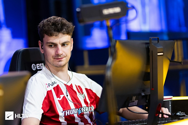 能否原班人马再战一年？ bin 、 Xun 、Elk合同即将到期 knight与ON明年到期